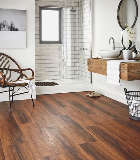 Hardwood floors for the bathroom? Yes! Thankfully, there are tiles that look like hardwood. Wood Tile Bathroom, Wood Floor Bathroom, Top Bathroom Design, Wood Tile Floors, Flooring Design, Wooden Bathroom, Floor Bathroom, Rustic Bathrooms, Wooden Floors