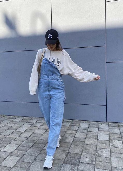 Overall Outfit Fall, Overall Outfit Winter, How To Style Dungarees, Overall Outfits Fall, Ways To Wear Overalls, Jean Overall Outfits, Overalls Outfit Winter, Overalls Outfit Aesthetic, Styling Overalls