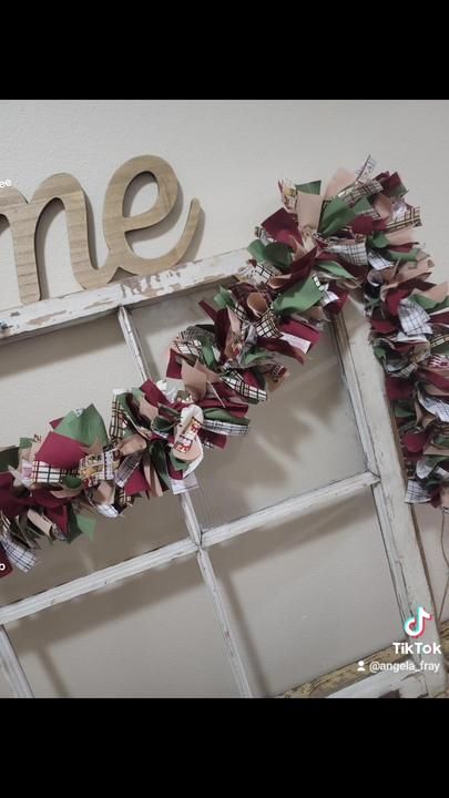 Bannister Christmas Decorations, Fabric Strip Garland, Garland Christmas Decor, Make A Garland, Christmas Rustic, Fabric Christmas Trees, Fabric Garland, Christmas Banner, Christmas Tree Garland