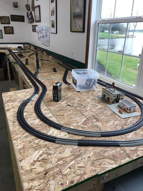 Building HO layout - Gerry's - Model railroad layouts plansModel railroad layouts plans Oo Gauge Railway Layout, 4x8 Ho Train Layout Ideas, Ho Trains For Sale, Train Table Layout, Kato Unitrack, Toy Train Layouts, Lionel Trains Layout, Lego Train Tracks, Model Trains Ho Scale