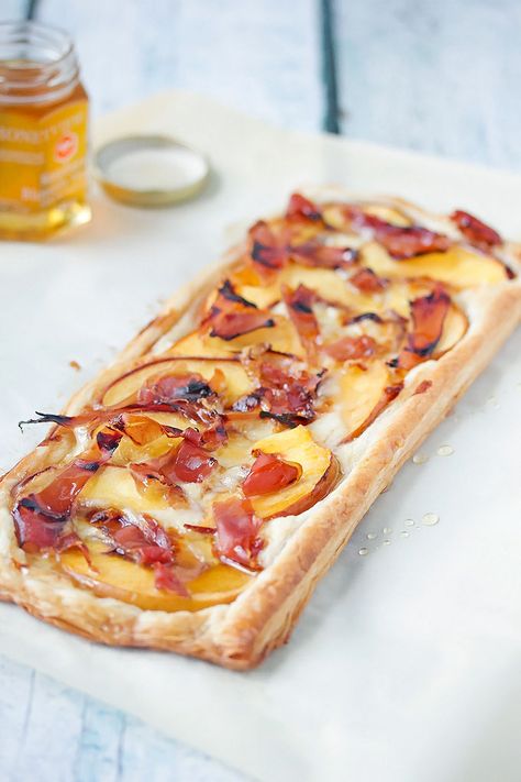 Peach, Prosciutto, and Brie Tart | Cooks with Cocktails // 1 package puff pasty 3 peaches 4-5 strips of prosciutto 1/2 a medium round brie (6 inches across) 4 tbsp honey 4 tbsp balsamic reduction Prosciutto Brie, Brie Tart, Peach Prosciutto, Peach Puff Pastry, Savory Puff Pastry, Brie Puff Pastry, Savory Dessert, Easter Appetizers, Puff Pastry Tart