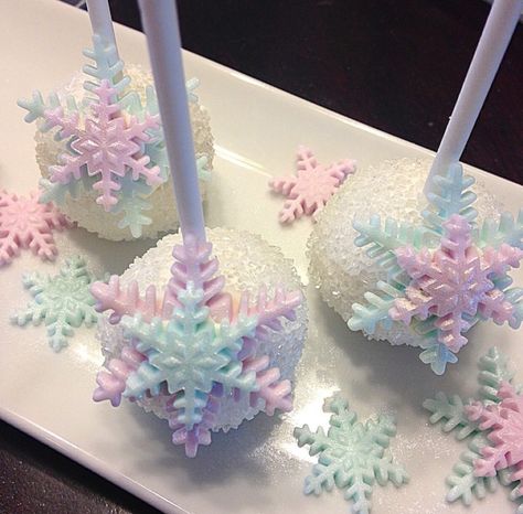 frozen theme cakepop Frozen Theme Cakesicles, Elsa Cake Pops, Frozen Cakepops, Disney Frozen Treats, Winter Dessert Table, Frozen Dessert Table, Frozen Themed Food, Cupcakes Frozen, Frozen Cake Pops