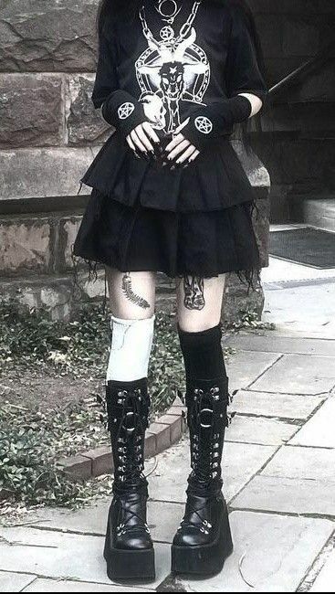 Trad Makeup, Goth Diys, How To Be Emo, Mall Goth Makeup, Mall Goth Fashion, Mall Goth Outfits, Outfit Ideas Goth, Goth Diy, Goth Styles