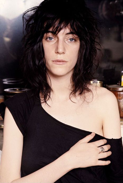 POET, HIGH PRIESTESS OF PUNK ROCK PATTI SMITH TURNS 69 TODAY - http://dangerousminds.net/comments/poet_high_priestess_of_punk_rock_patti_smith_turns_69_today Norman Seeff, Patti Smith Robert Mapplethorpe, Patty Smith, Chicas Punk Rock, Bubblegum Marceline, Chelsea Hotel, Slender Man, Robert Mapplethorpe, Musica Rock