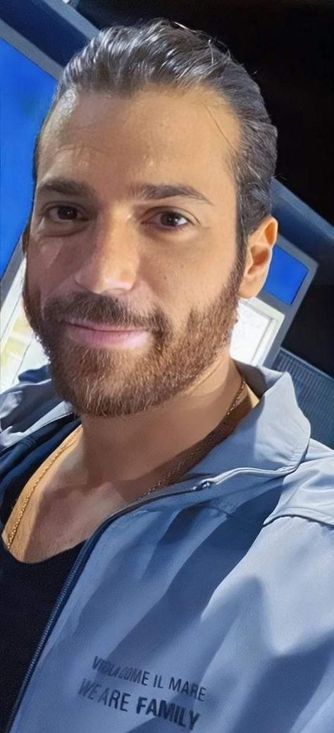 Canyaman New Photos, Can Yaman Selfie 2024, Can Yaman Selfie, Canyaman Video, Can Yaman Video, Carrie Underwood Photos, Turkish Men, Best Dramas, Can Yaman