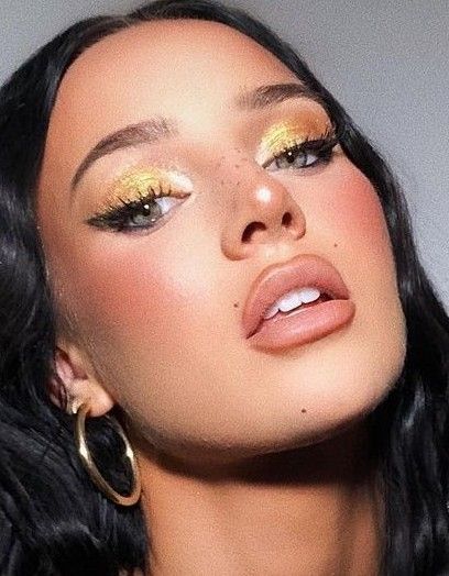 Makeup Looks For A Yellow Dress, Yellow And Brown Makeup Looks, Yellow Prom Dress Makeup, Yellow Gold Makeup Looks, Light Yellow Makeup Looks, Prom Makeup Yellow Dress, Yellow Gold Eyeshadow, Yellow Prom Makeup Looks, Makeup For Yellow Dress Wedding