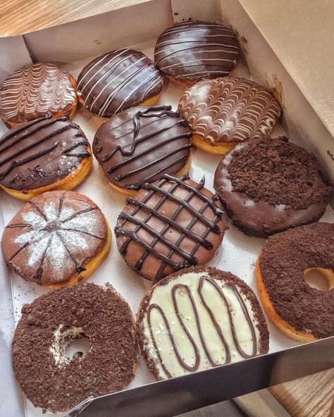 Chocolate Donut Aesthetic, Doughnuts Aesthetic, Donat Aesthetic, Kawa Starbucks, Donuts Photography, Donut Aesthetic, Donuts Aesthetic, Chocolate Doughnut, Boutique Patisserie