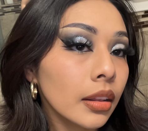 White Black Eyeshadow, Black Grey Eyeshadow, Grey And Black Eye Makeup, Black And White Glam Makeup, Silver Cut Crease Makeup, Grey Makeup Ideas, Silver Goth Makeup, Black And White Makeup Looks Eyeshadows, Black Cut Crease Makeup