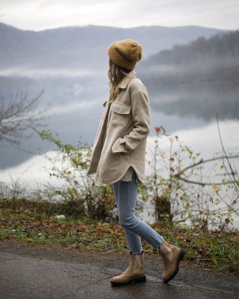 Casual Fall Hiking Outfits, Spring Cabin Outfit, Fall Outdoor Outfits Women Casual, Fall Outfits Outdoor Casual, Cold Outdoor Outfit, Outdoorsy Winter Outfits, Earthcore Outfits Aesthetic, Cute Outdoorsy Outfits, Hiking Chic