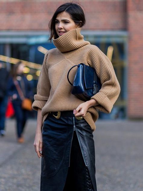 Street Style Fall Winter, Chunky Turtleneck Sweater, London Fashion Week Street Style, Black Leather Skirt, Knit Wear, Mode Chic, Looks Street Style, Ținută Casual, Funky Fashion