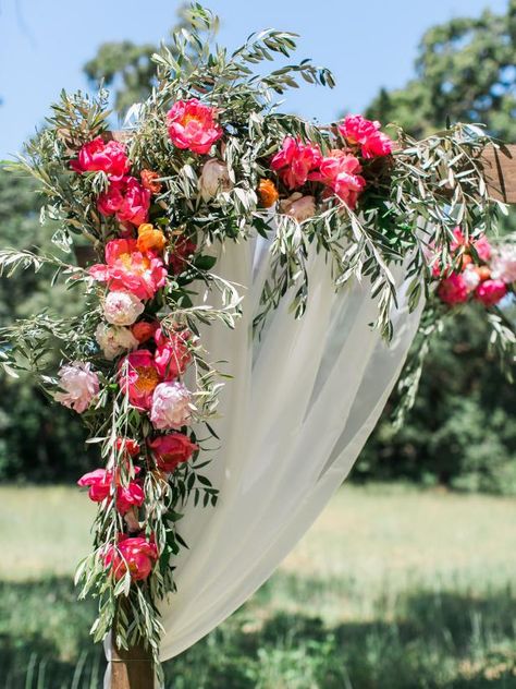 Peonies Wedding Decoration, Diy Wedding Arbor, Diy Wedding Veil, Fall Ceremony, Diy Wedding Arch, Wedding Arbors, Wedding Arbor, Boda Diy, Wedding Arbour