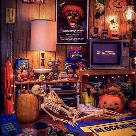 1980s Halloween Decorations, 80’s Slasher Aesthetic, Nostalgia Halloween Aesthetic, Room Loft Ideas, 90s Halloween Decor, Halloween 80s Aesthetic, Vintage Halloween Aesthetic Decor, 90s Halloween Decorations, 90s Basement