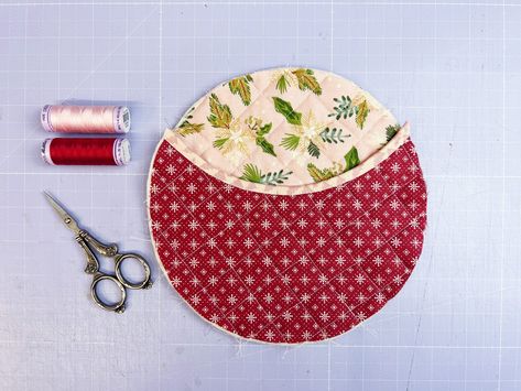 Round Potholders Free Pattern, Quilted Potholders Patterns Free, Homemade Potholders, Potholder Patterns Free, Quilted Potholder Pattern, Christmas Potholders, Christmas Pots, Quilted Potholders, Tote Bag Tutorial