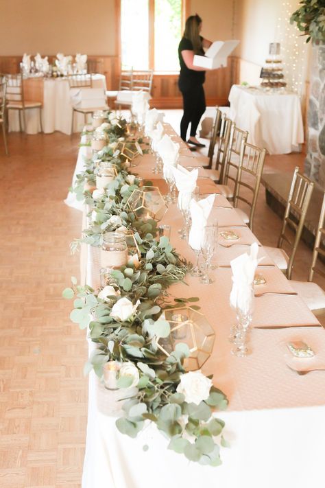 Bridal Table Greenery, Rustic Wedding Top Table, Rustic Top Table Decorations, Top Table Wedding Decor, Bridal Party Table Flowers, Bridal Party Head Table Ideas, Headtable Wedding Reception, Bridal Party Table Ideas Receptions, Head Table Decorations Wedding