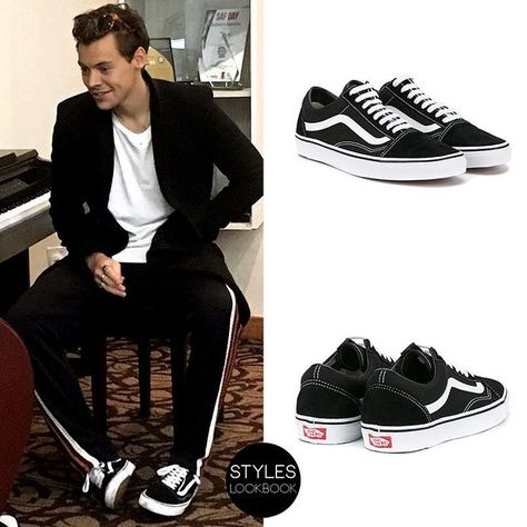 11/23/2017 • VANS Black Old Skool Trainers ($60) Harry was seen wearing @vans old skool sneakers several times in the last few months,… Harry Styles Wearing Converse, Harry Styles Vans, Vans Boots, Black Vans, Vans Black, Vans Old Skool, Old Skool, Vans Old Skool Sneaker, Fashion Icon