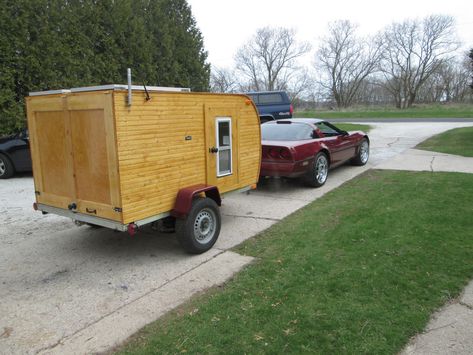 This is Wayne’s Awesome $1000 DIY Wooden Teardrop Trailer that he built in Wisconsin. Wayne owned an old aluminum trailer he had previously constructed, and decided to transform it into a por… Hunting Trailer, Small Motorhomes, Teardrop Camper Plans, Lightweight Trailers, Camping Trailer Diy, Small Camper Trailers, Homemade Camper, Diy Camper Trailer, Cargo Trailer Camper