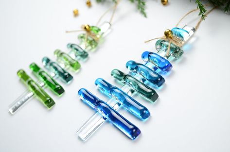 Fused Glass Christmas Tree Ornaments, Fused Glass Christmas, Fused Glass Wall Art, Glass Christmas Decorations, Fused Glass Ornaments, Glass Fusing Projects, Glass Tree, Stained Glass Christmas, Glass Fusion