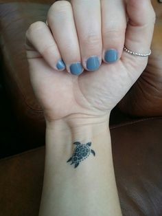 Simple-and-Small-Sea-Turtle-Tattoos-Design Zee Tattoo, Small Turtle Tattoo, Simpsons Tattoo, Sea Turtle Tattoo, Turtle Tattoo Designs, Small Turtle, Hawaiian Tattoo, Turtle Tattoo, Tattoo Designs And Meanings