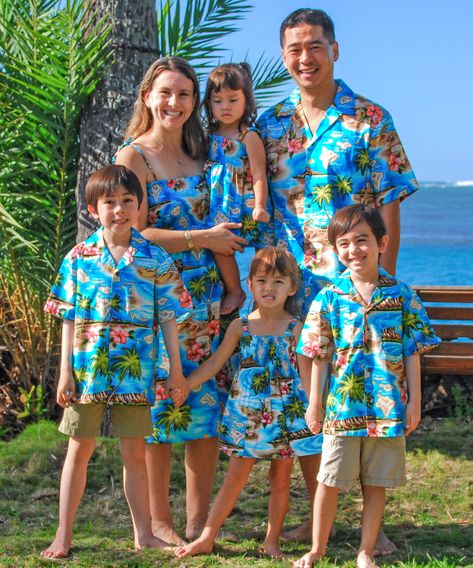 A fresh Hawaiian look for the whole family Hibiscus Shirt, Matching Prints, Tropical Outfit, Handmade Shirts, Hawaii Usa, Diy Gifts For Kids, Family Shirts Matching, Tropical Dress, Hula Girl