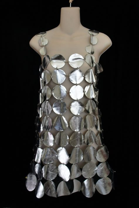 Dress construction ideas imitating Paco Rabanne Kinetic Fashion, Wearable Art Headpieces, Disc Dress, Recycled Dress Ideas, Recycle Dress, Space Age Fashion, Vintage Frocks, Wearable Art Fashion, Recycled Dress