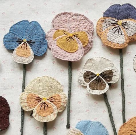 Scrap Fabric Crafts, Handmade Flowers Fabric, Fabric Flowers Diy, Textile Crafts, Small Sewing Projects, March 5, Fabric Projects, Embroidery Inspiration, Diy Embroidery