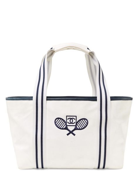 Estilo Gossip Girl, Grandma Clothes, Tennis Decor, Tennis Tote, Tennis Clothing, Style Analysis, Tennis Bags, Chanel White, Tennis Bag