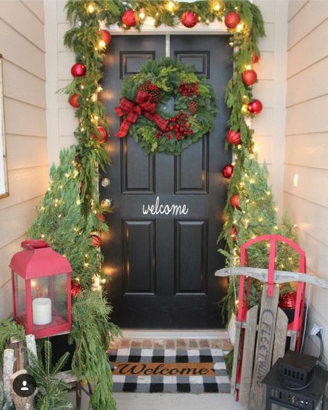 Christmas Front Porches Outdoor Garland, Small Front Porch, Classic Christmas Decorations, Porch Christmas Decor Ideas, Porch Christmas Decor, Christmas Front Porch, Front Porch Decorating, Christmas Porch, Front Porch Christmas Decor