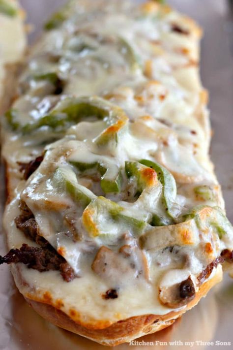 Philly Cheese Steak Flatbread, Philly Cheese Steak French Bread, Cheesesteak Recipes, Pizza Calzones, Pizza Dishes, Philly Cheese Steak Sandwich, Philly Cheesesteaks, Sautéed Veggies, Steak Sandwich Recipes