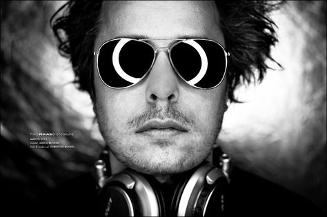 Dj Photoshoot Ideas, Dj Shoot, Dj Pictures, Portrait Musician, Dj Portrait, Dj Photoshoot, Dj Ideas, Dj Pics, Sunglass Photoshoot