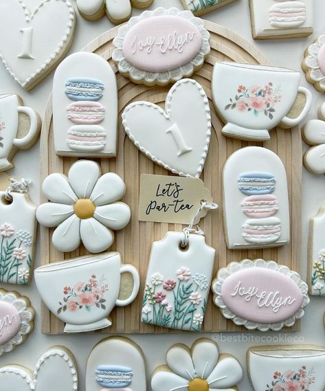 Credit @vilerovi_medenjaci #springcookies #brilliantcookiers #flowercookies | Instagram Tea Party Birthday Cookies, Bridgerton Sugar Cookies, Tea Party Decorated Cookies, Tea For Two Cookies, Tea Party Cookies Decorated, Tea For Two Birthday Party Cookies, Teacup Cookies Royal Icing, Teapot Cookies Royal Icing, Tea Party Sugar Cookies