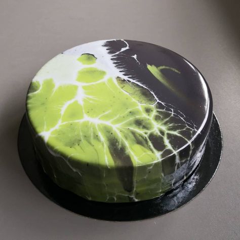 Mirror Cake Glaze, Mirror Glaze Cake Design, Green Mirror Glaze Cake, Chocolate Mirror Glaze Cake, Chocolate Mousse Cake With Mirror Glaze, Matcha Mousse, Glaze Cake, Patisserie Design, Matcha Cake