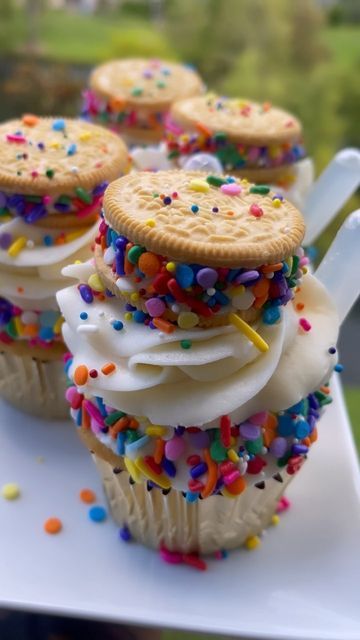 Cupcakes With Sprinkles Inside, Funfetti Mini Cupcakes, Confetti Cake Cupcakes, Confetti Cupcake Recipe, Confetti Cupcakes Decoration, Funfetti Filled Cupcakes, Candy Cupcakes Ideas Birthday, Circus Cupcake Ideas, Cupcakes With Candy On Top