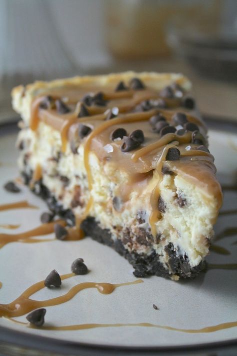 Chocolate Chip Cheesecake, Caramel Cheesecake, Salted Caramel Chocolate, Caramel Chocolate, Chocolate Dessert Recipes, A Piece Of Cake, Chocolate Caramels, Piece Of Cake, Savoury Cake