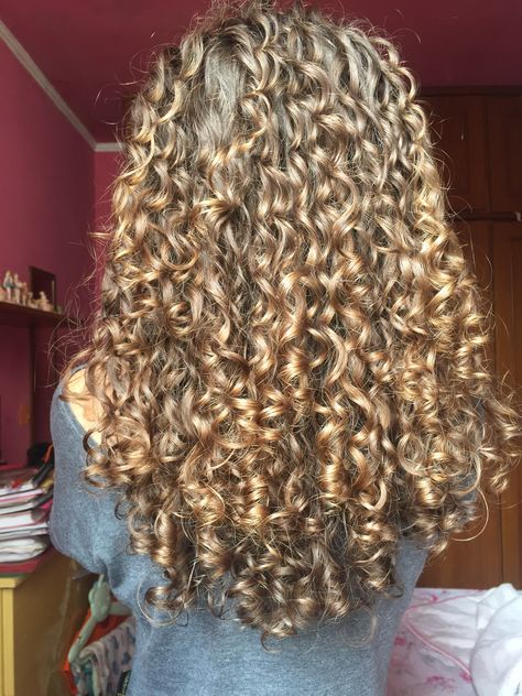 Curly Natural Curls, Blond Rose, Body Dr, Curly Blonde Hair, Highlights Curly Hair, Straight Hair Cuts, Blonde Curly Hair, Long Curls, Curly Hair Inspiration