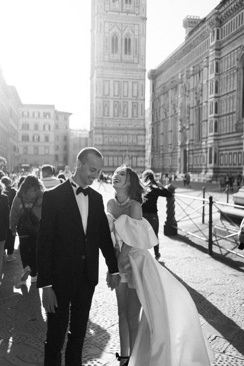 Chic elopement in Florence | Gabriele Malagoli Wedding Photo Florence Wedding Photography, Florence Couple Photography, Florence Engagement Photos, Florence Photoshoot, Florence Elopement, Spain Elopement, Italy Photoshoot, Elopement Hair, Paris Shoot