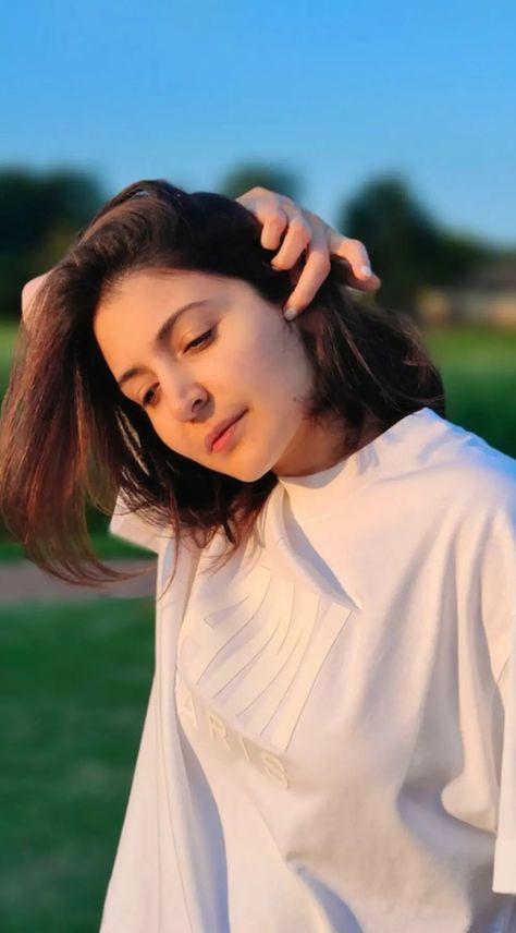 Men Fade Haircut Short, Alia Bhatt Photoshoot, Best Friend Photoshoot, Photography Posing Guide, Fashion Photography Poses, Classy Photography, Anushka Sharma, Stylish Dresses For Girls, Bollywood Girls