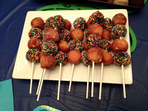 Donut kabobs (donut holes were found at Walmart along with Wilton lollipop skewers) served for slumber party breakfast along with fruit kabobs and gogurt dip. Donut Kabobs, Fruit Salad Ideas Parties, Fruit Kabobs Kids, Breakfast Fruit Salad, Party Breakfast, Birthday Breakfast Party, Fruit Juice Recipes, Kabob Skewers, Fruit Skewers