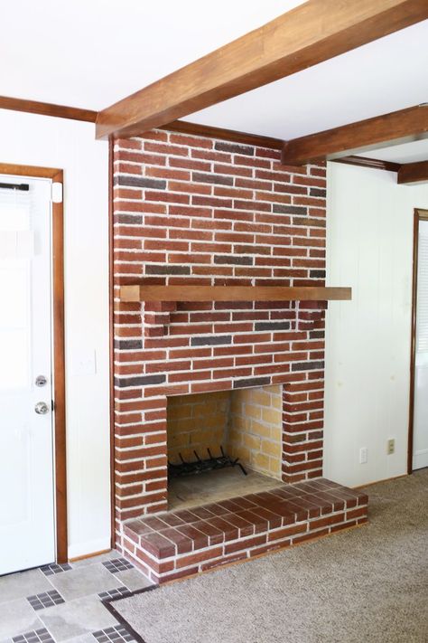 How to paint brick and stone (click through for tutorial) Brick Whitewash, How To Paint Brick, Update Brick Fireplace, Fireplaces Makeover Modern, Brick Fireplace Remodel, Paint Brick, Brick Painting, Brick Fireplace Wall, Fireplace Makeovers