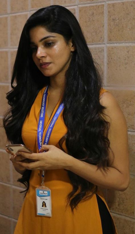 Bachelor Movie, Divya Bharathi, New Faces Models, Brown Eyes Black Hair, Top Summer Outfits, Birthday Date, Movie Actress, Movie Birthday, Actress Without Makeup