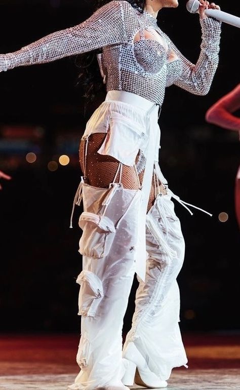 Singer Clothing Style, Two Piece Performance Outfit, Performer Outfits Concert, Rap Show Outfit, Background Dancer Outfit, White Performance Outfit, Live Performance Outfit, Singer Outfits On Stage, Dance Stage Outfit