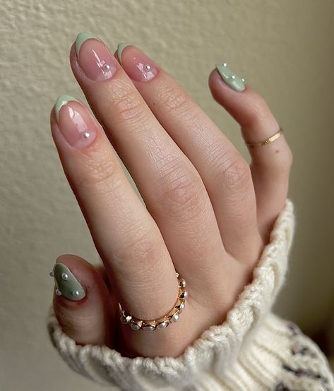 Sage Green Nails With Accent Nail, Sage Green Pearl Nails, Nail Art Green Sage, Nail Accent Ideas, Green And Pearl Nails, Pearl Accent Nails, Green Nails With Pearls, Korean French Tip Nails, Green Korean Nails