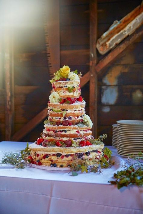 DIY-Inverness-Wedding-Boathouse-cake-gardenista Messy Wedding Cake, Messy Cake, Genoise Cake, Messy Wedding, Boathouse Wedding, Gorgeous Wedding Cake, Cream Wedding, Northern California Wedding