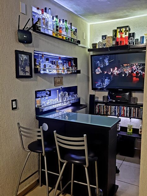 Mi espacio She Shed Bar Ideas, Small She Shed, House Trinkets, Small Bar Ideas, Shed Bar Ideas, Bar Casa, Hangout Room, Home Bar Rooms, Men Cave