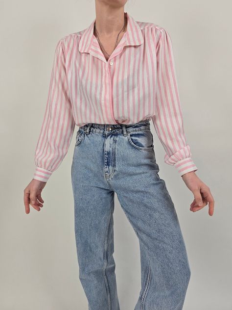 vintage 80s shiny white rose stripes blouse size M 80er Jahre Retro Bluse weiß rosa Streifen glänzend Größe 40 von kitshvintage auf Etsy Outfit Plan, 80s Retro, Striped Blouse, Blouse Vintage, Pink Stripes, Piece Of Clothing, Womens Clothing Tops, Blouses For Women, Models