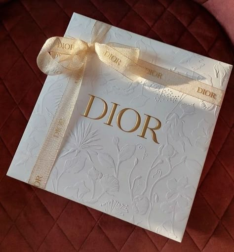 Luxury Brand Gift Boxes, Dior Packaging Design, Dior Invitation, Dior Packaging, Luxury Brand Packaging, Pr Package, Jewelry Packaging Design, Paper Bag Design, Luxury Packaging Design