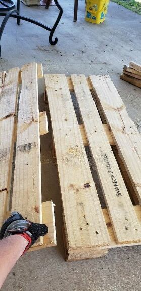 Build the perfect pallet table for your patio. You'll be happy to use it all summer long. #diy | diy home decor | diy home | pallet table | pallets | diy pallets | table | upcycle Diy Pallet Patio Table, Diy Outside Table, Pallet Table Outdoor Party, Pallet Outdoor Table, Pallet Table Outdoor, Pallets Table, Diy Grill Table, Diy Pallet Table, Table Made From Pallets