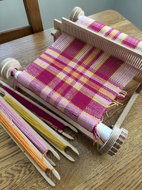 Crochet Shell Blanket, Frame Loom Weaving, Cricket Loom, Weaving Patterns Loom, Rigid Heddle Weaving Patterns, Weaving Book, Rigid Heddle Loom, Loom Craft, Weaving Loom Projects