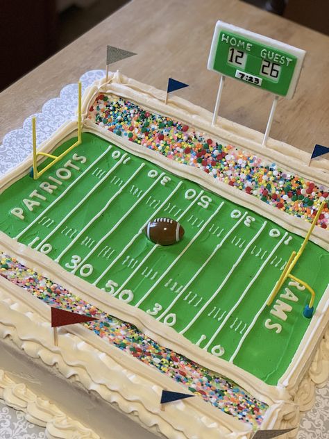 Football stadium cake Football Stadium Cake Ideas, Football Field Birthday Cake, Football Field Cupcake Cake, Stadium Cake Football, Football Sheet Cake Ideas, Diy Football Cake, American Football Birthday Cake, Football Cakes For Boys Birthdays, Football Sheet Cake