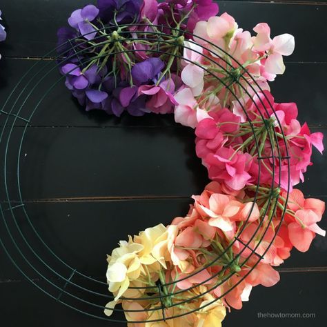 Hydrangea Wreath Diy, Cheap Wreaths, Diy Frühling, Make A Rainbow, Wire Wreath Forms, Diy Spring Wreath, Door Wreaths Diy, Small Wreaths, Tulip Wreath