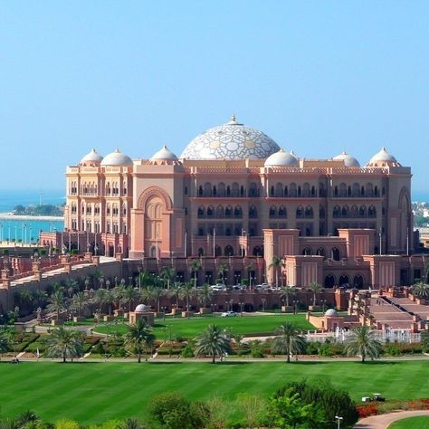 Emirates Palace Abu Dhabi, Emirates Palace, Luxury Staircase, Jeezy, Indian Architecture, Palace Hotel, Big Houses, Abu Dhabi, Taj Mahal